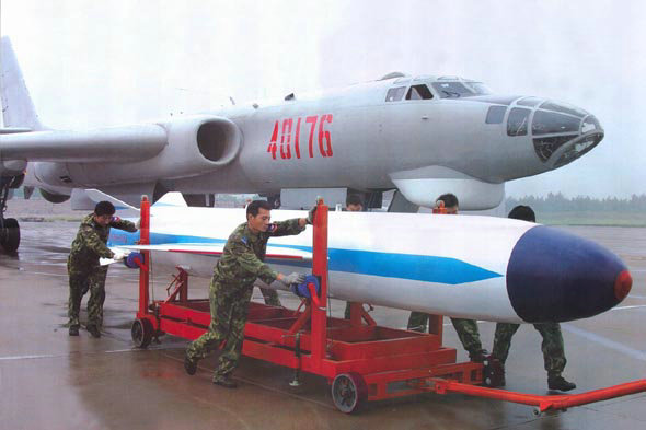 資料圖：轟-6型轟炸機(jī)可攜帶大型反艦導(dǎo)彈。