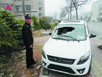 醉漢見(jiàn)車(chē)就砸 逃跑掉進(jìn)糞池