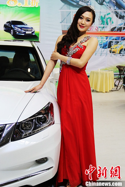 新疆春季車展美艷車模吸引眼球