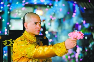 于正捧紅不少藝人，如“四阿哥”何晟銘。
