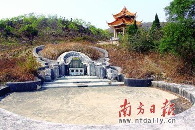 趙海濱父親的墓與思親亭緊挨，十分氣派。項(xiàng)仙君 攝