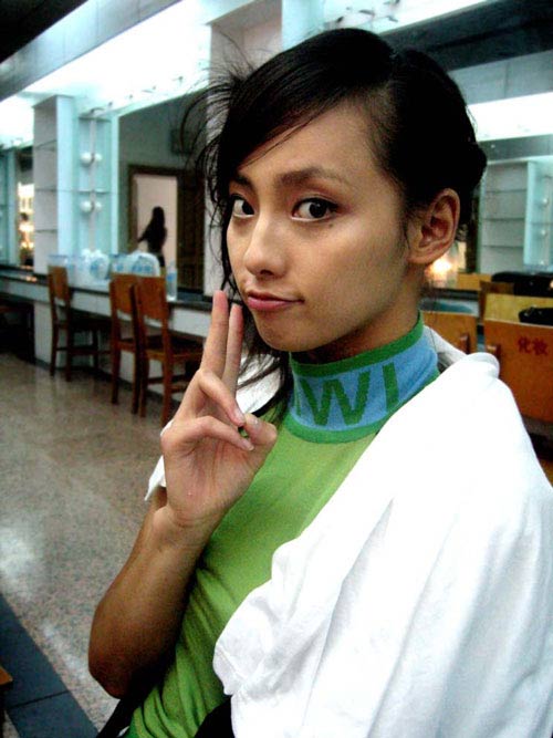 曝光美女明星后臺(tái)化妝絕密照