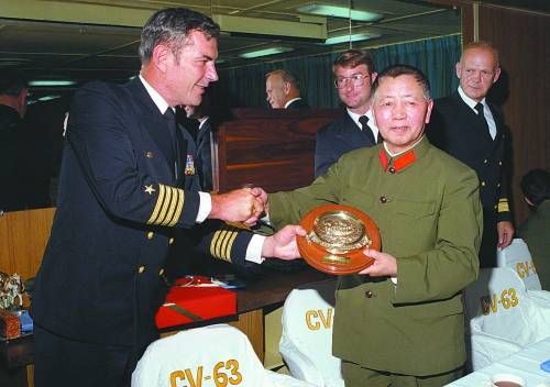  1980年5月至6月，時(shí)任副總參謀長劉華清在訪美期間，登上美國小鷹號(hào)航母參觀訪問。
