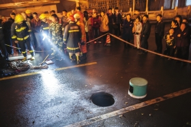 3月22日，長(zhǎng)沙涂家沖附近，一名21歲的女孩掉進(jìn)下水道不知所蹤，出事的區(qū)域已經(jīng)被警戒線圍了起來。圖/記者李坤