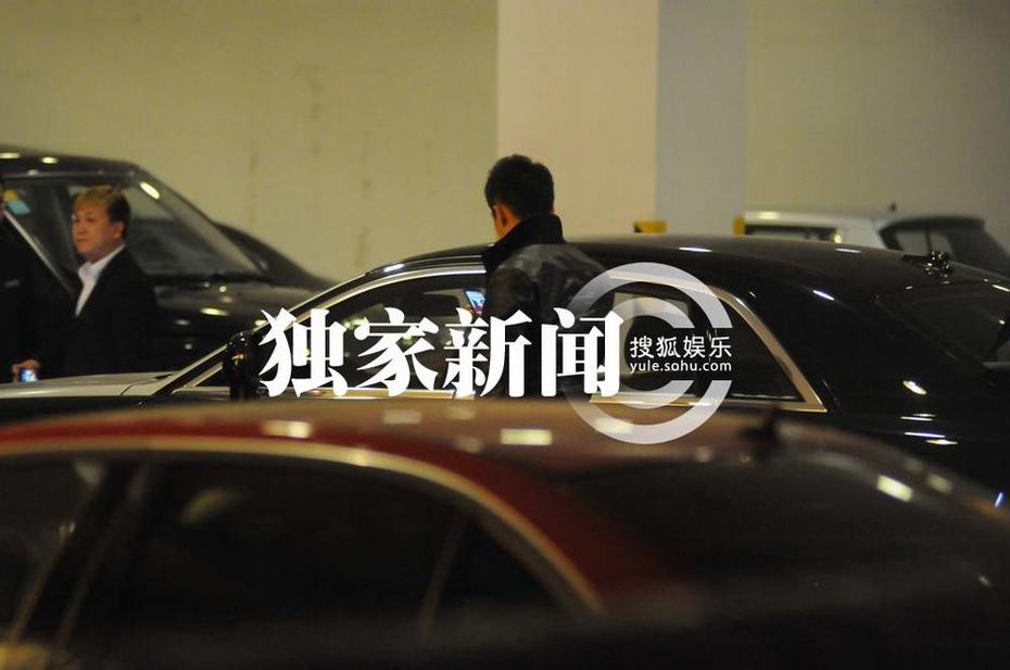 汪小菲許雅鈞坐千萬(wàn)豪車(chē)赴夜總會(huì) 保鏢成群未見(jiàn)大小S