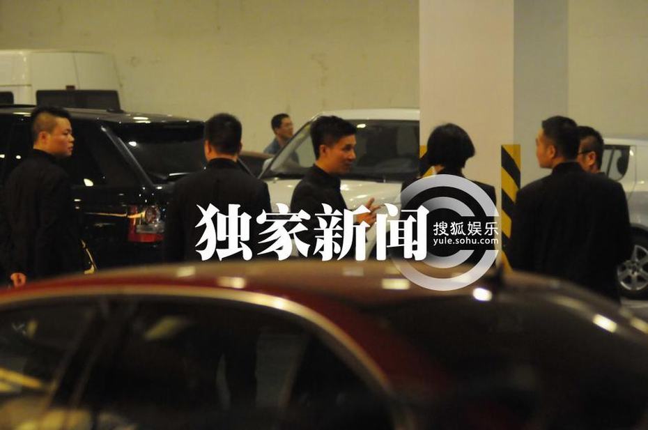汪小菲許雅鈞坐千萬豪車赴夜總會(huì) 保鏢成群未見大小S