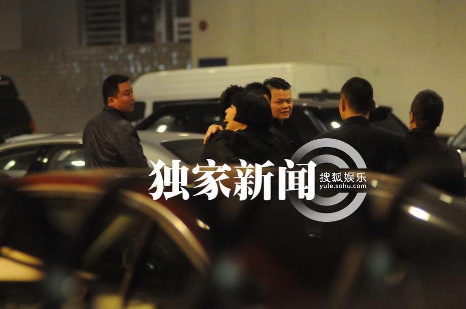 汪小菲許雅鈞坐千萬(wàn)豪車赴夜總會(huì) 保鏢成群未見大小S