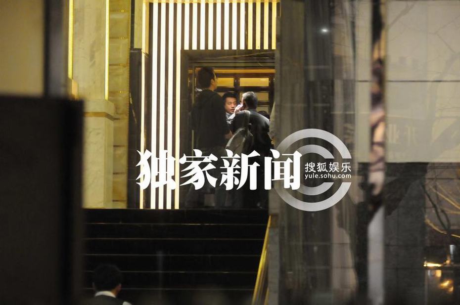 汪小菲許雅鈞坐千萬(wàn)豪車赴夜總會(huì) 保鏢成群未見(jiàn)大小S