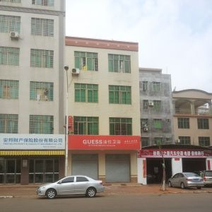 網(wǎng)傳被當(dāng)事女子砸爛的玻璃窗。 