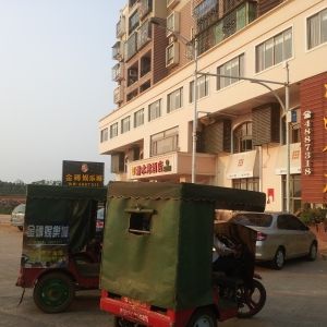 網(wǎng)帖中提到的清水灣酒店，距離事發(fā)地“金裝——GUESS潔仕衛(wèi)浴”約80米