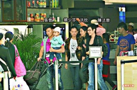 蔡少芬與好友約會(huì)，老公張晉推嬰兒車