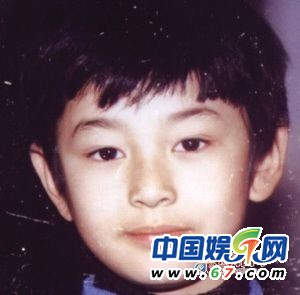 楊冪從小美艷黃磊似女童 &#8220;六一&#8221;曝明星童年照(組圖)