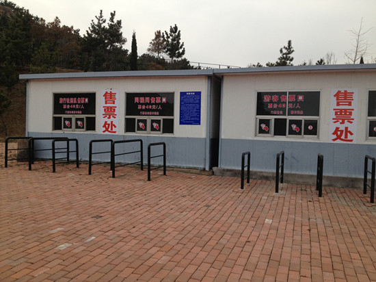 膠南大珠山杜鵑花會無花可看，市民稱花錢看樹枝