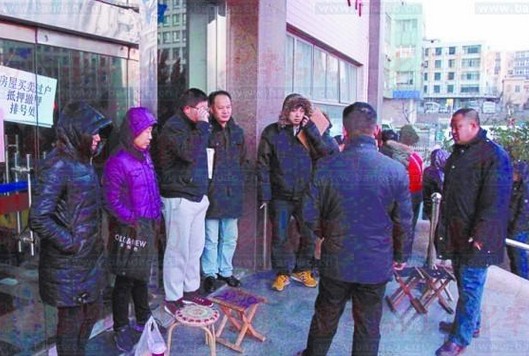 青島房產交易中心半夜現排隊大軍 5人喝啤酒輪流撐到天亮