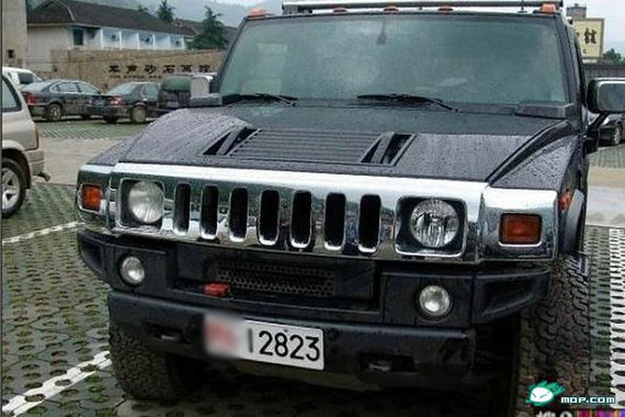 資料圖：網(wǎng)友拍攝的軍牌豪車。
