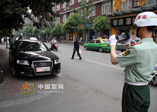 資料圖：對違章軍車進行拍照取證。