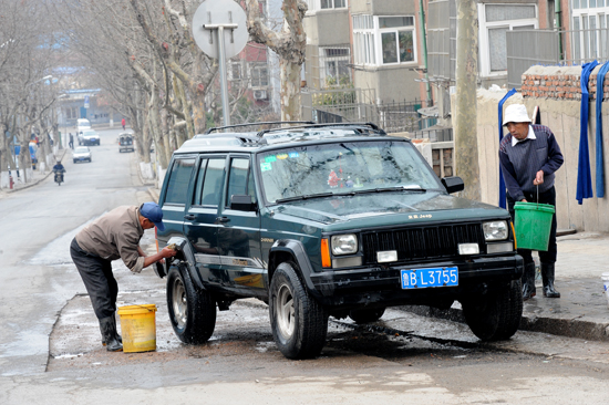 揭秘青島洗車業(yè)亂象 無證經(jīng)營盜取地下水