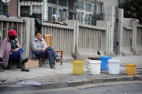 揭秘青島洗車業(yè)亂象 無證經(jīng)營盜取地下水