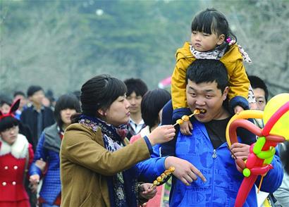 陰雨綿綿帶火室內景點 游客雨中游青島