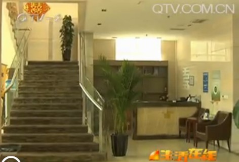 麗港酒樓關(guān)門(mén)老板跑路 幾十員工聚集大廳討薪 麗港酒樓關(guān)門(mén)老板跑路 幾十員工聚集大廳討薪