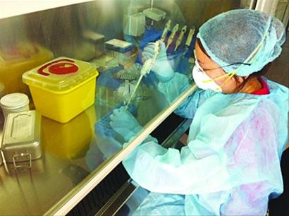 H7N9檢測劑昨晚運抵島城，記者進實驗室探訪病毒檢測過程，試劑就像一管水在-20℃冷藏