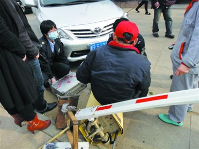 保潔大爺撿煙頭遭橫禍 肉身撞斷攔車器 保潔大爺撿煙頭遭橫禍 肉身撞斷攔車器