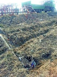 疲勞駕駛打盹大貨沖下深溝 司機(jī)鮮血直流