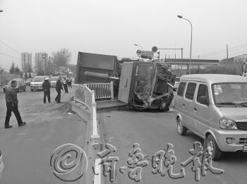 事故現(xiàn)場,拉沙大貨車側(cè)翻