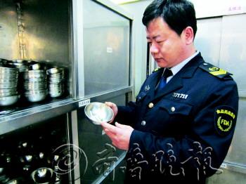 洗過碗里居然有面條渣 學校食堂衛(wèi)生不過關(guān)(圖)