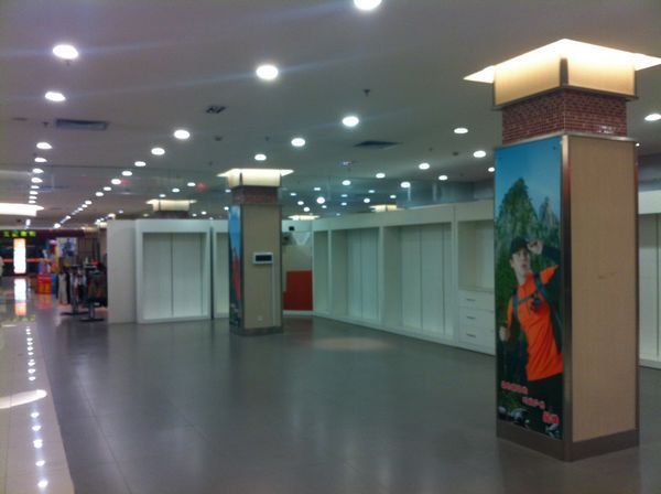 寶龍廣場經(jīng)營不善陷困局 商家無奈馬路擺攤