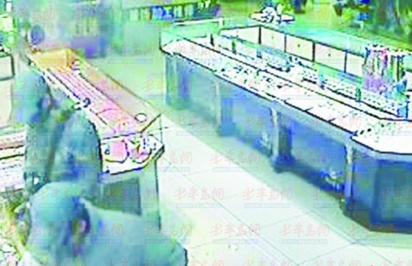劫匪進(jìn)店開(kāi)始打劫(監(jiān)控畫面)。