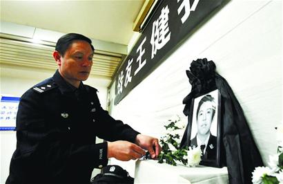 200條短信涌入英雄王健生前手機 戰(zhàn)友同學痛哭