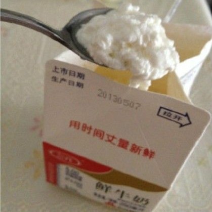 三元牛奶保質期內散發(fā)豆腐腦酸臭味 投訴無門