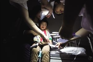 5月31日，寧波第三醫(yī)院(寧大附屬醫(yī)院)，急診室走道內(nèi)，出現(xiàn)中毒癥狀前來治療的患者中不乏小孩子的身影 攝影 記者 賈東流