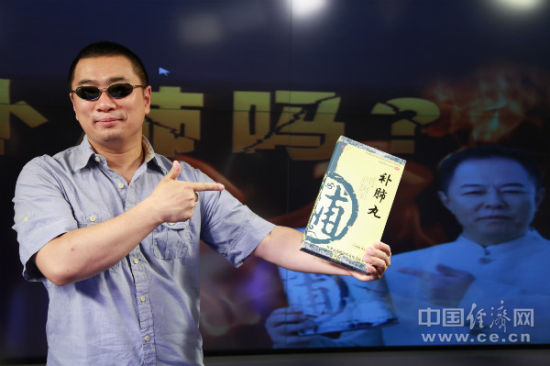 “中國打假第一人”王海獨(dú)家做客中國經(jīng)濟(jì)網(wǎng)《我消費(fèi)》欄目，劍指“補(bǔ)肺丸”涉嫌虛假宣傳。中國經(jīng)濟(jì)網(wǎng)/發(fā)(閆微微攝影)