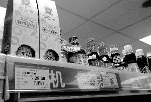 永旺超市里，兒童醬油價(jià)格不菲且品種繁多，但買(mǎi)的顧客較少。信息時(shí)報(bào)記者 郭柯堂 攝 