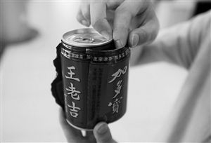 撕開加多寶罐子外的一層包裝紙，里面露出了“王老吉”的字樣。（圖片來源：現(xiàn)代金報(bào)）