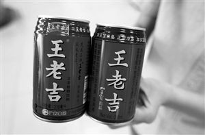 撕開包裝紙印有“王老吉”的加多寶（右）與廣藥集團(tuán)出品的王老吉，還是有不少區(qū)別。（圖片來源：現(xiàn)代金報(bào)）