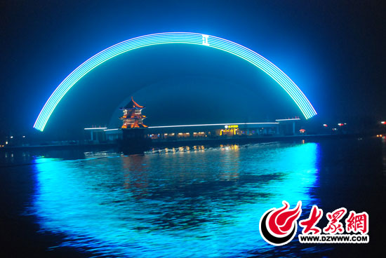 夜色中的宋代古城，顯得幽美神秘，水在城中，城在水中，水城一體，交相輝映。
