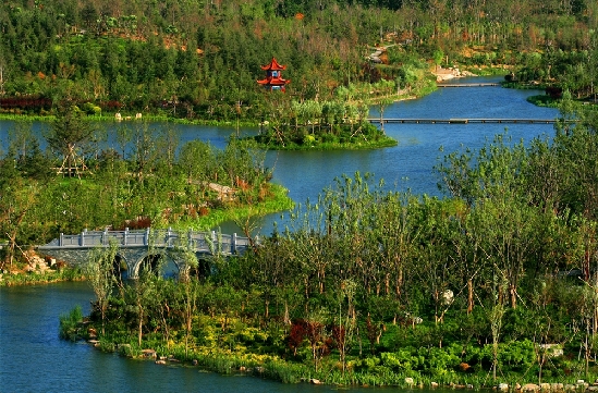 濰坊市的白浪河的過去一片凄涼，如今建成白浪綠洲濕地公園