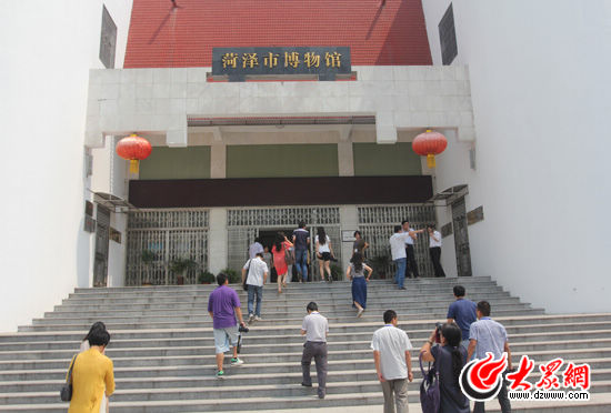 今天上午，“聚焦美麗山東--中國(guó)網(wǎng)絡(luò)媒體山東行”西線采訪團(tuán)來(lái)到了菏澤市博物館，這里有元代沉船、青花瓷器、明代犀牛角杯等8000余件文物。