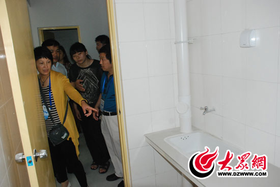 采訪團(tuán)成員參觀南湖新城保障房的廚房，這個(gè)只有8㎡的廚房雖小，用起來卻很方便。