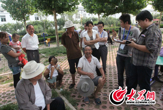 在濱湖社區(qū)的健身中心，居民在這健身、聊天，63歲的孫明信說，從村莊搬過來之后，自己只需買些家具就可以入住了，設施很完善，環(huán)境比以前也好了很多，住起來很舒心，很滿意。