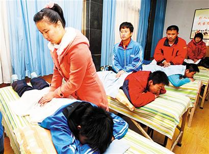 青島盲人按摩師靠手藝摸出三套房 手指常年腫 青島盲人按摩師靠手藝摸出三套房 手指常年腫