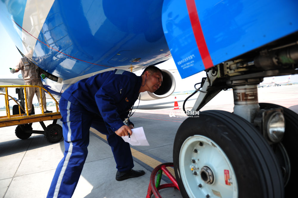 高清：實拍青島機場飛機檢修全程 差錯零容忍