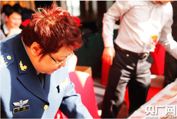 韓紅：參會(huì)又發(fā)新本 今年有個(gè)提案跟柴靜說(shuō)的類(lèi)似