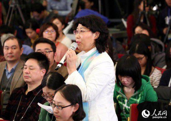 2015兩會(huì)：著裝艷麗記者提問(wèn)機(jī)會(huì)多