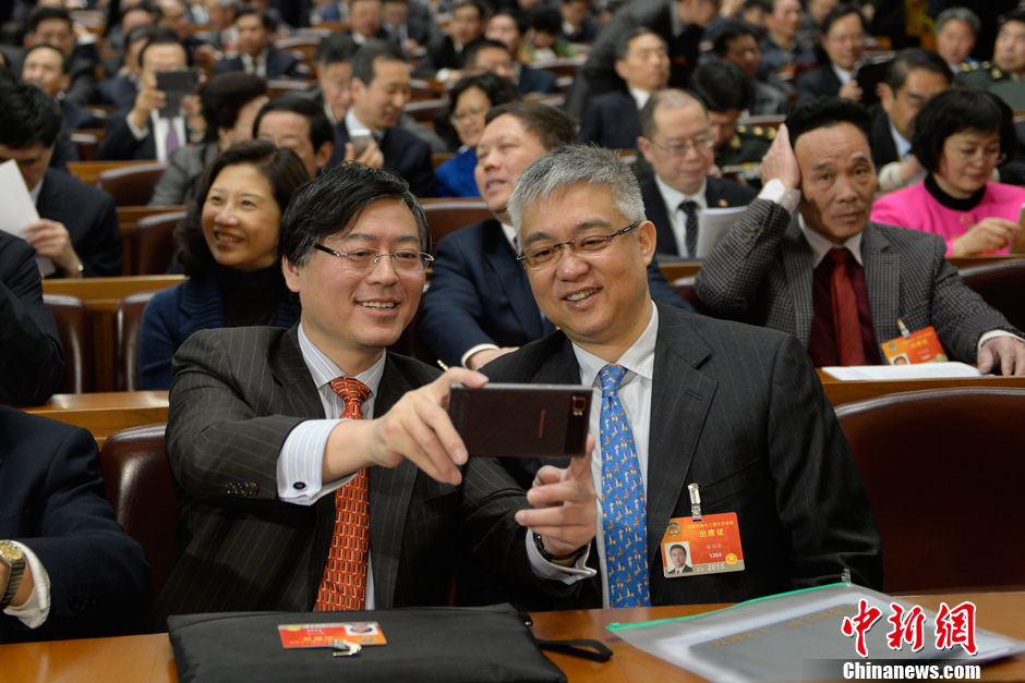 兩會(huì)每日?qǐng)D粹