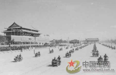1951年國(guó)慶閱兵 給全國(guó)人民鼓舞士氣