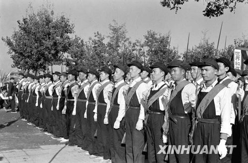 1958年國慶閱兵 民兵方隊規(guī)?？涨?組圖)